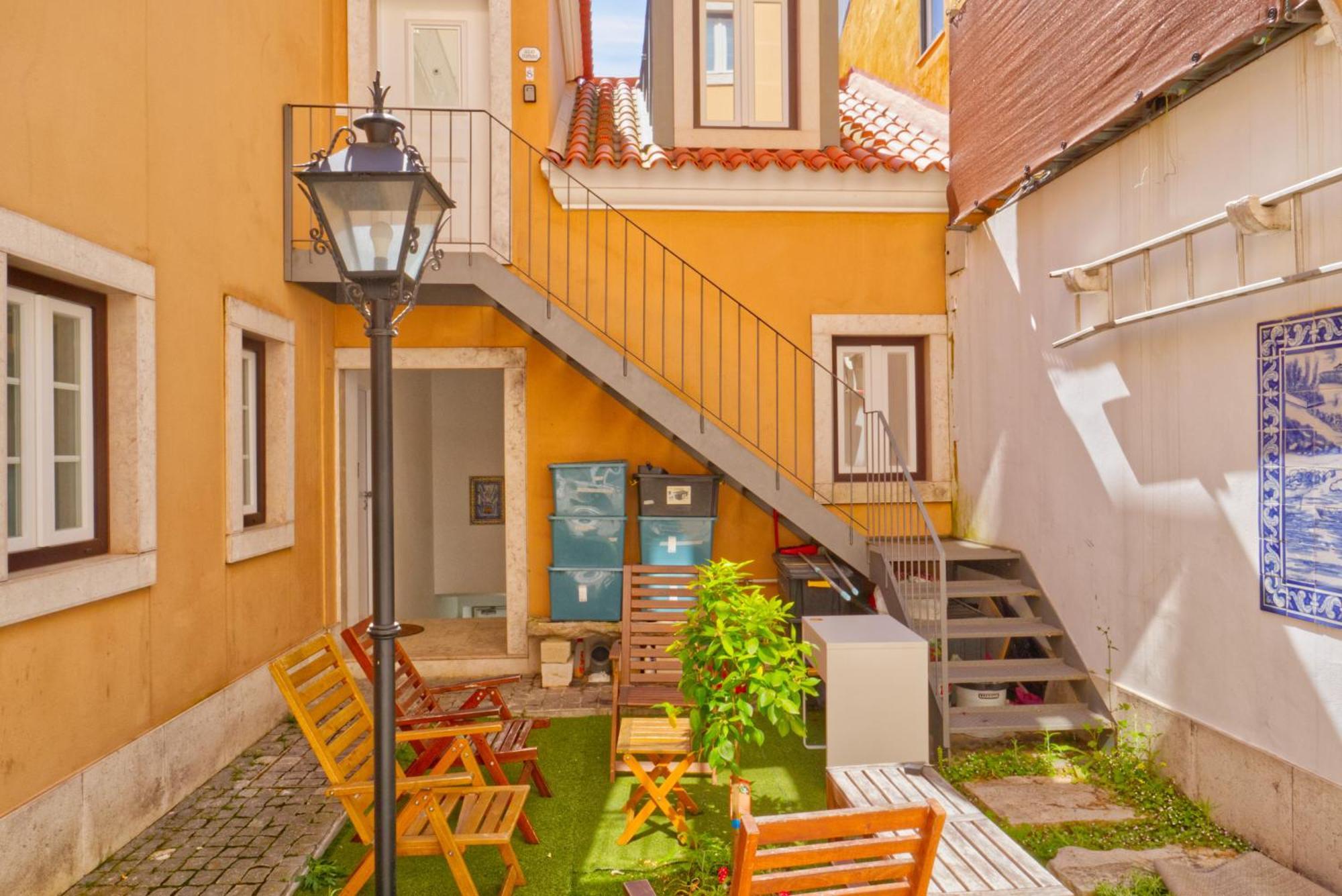 Apartment Homey Haven With A Rustic Charm *