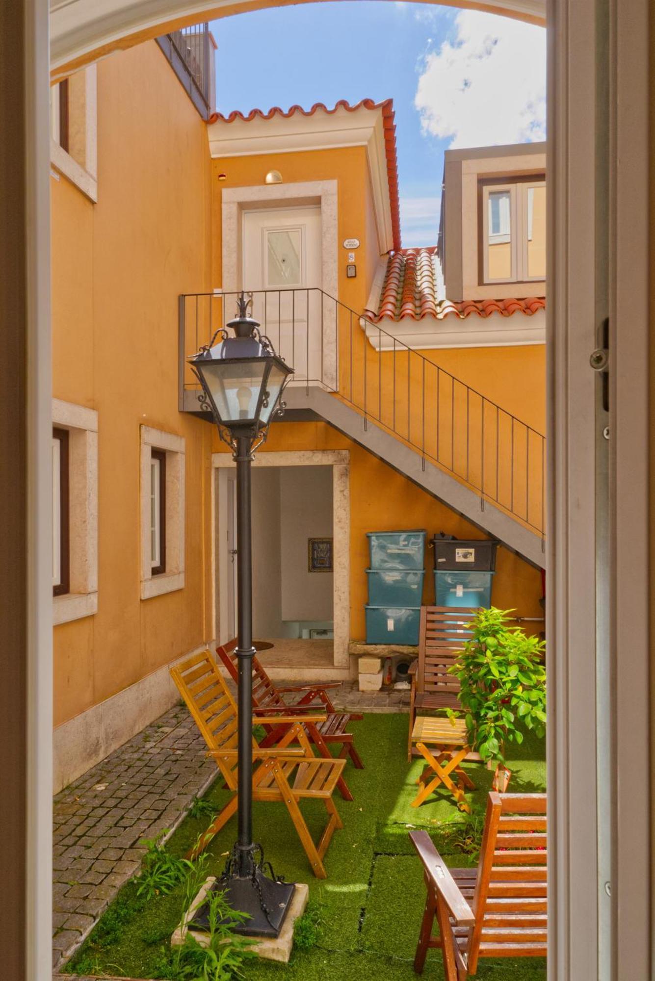 Homey Haven With A Rustic Charm Lisbon